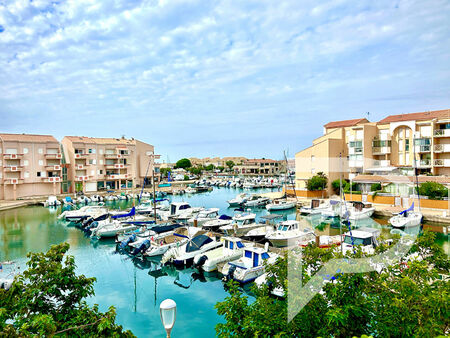 studio avec mezzanine à frontignan plage avec vue dégagée sur le port et place de parking