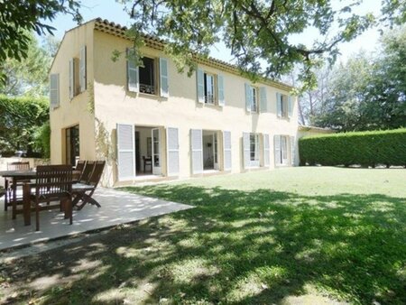 bastide avec large piscine et terrain plat à deux minute du centre de valbonne