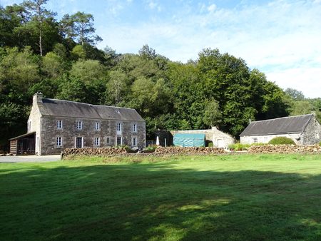 finistere près de huelgoat  une maison principale avec un gîte