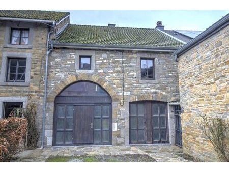 maison en pierres du pays avec terrasse et jardin