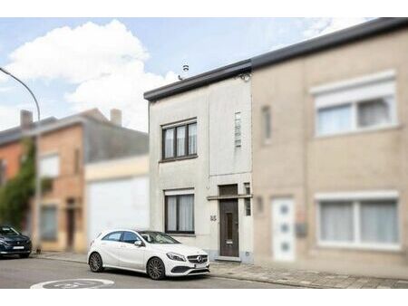 maison à rénover avec 3 chambres et jardin de ville