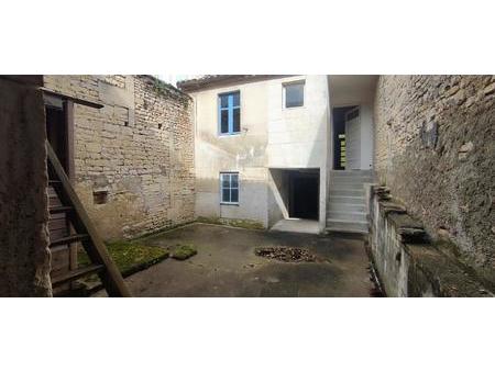 maison d'habitation au bord du centre de jarnac avec une cour