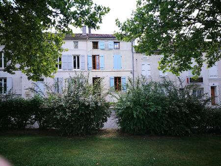 maison d'habitation en bordure du centre de jarnac avec une cour