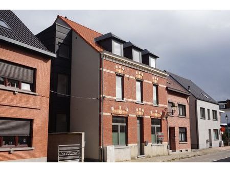 gelijkvloers appartement met 3 slaapkamers  2 badkamers  groot terras en tuin.