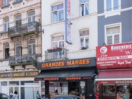 un grand immeuble de rapport (405m²) se composant d'un grand