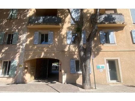 location appartement  m² t-3 à le beausset  800 €