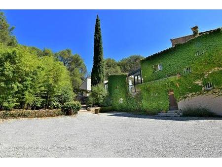 propriete à vendre au sud d'aix en provence (13)  230 m2 sur 4 000 m2  6 chambres  garage 