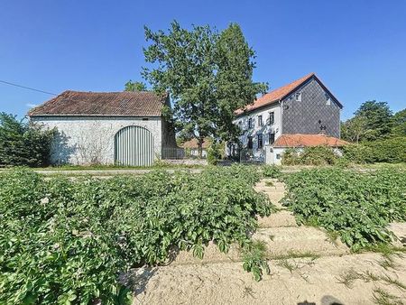 villa isolée au milieux des champs