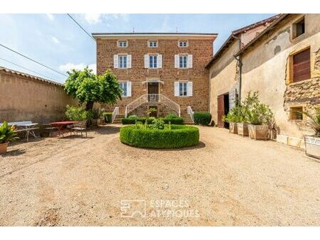 elégant domaine viticole du xixème avec dépendances et jardin.