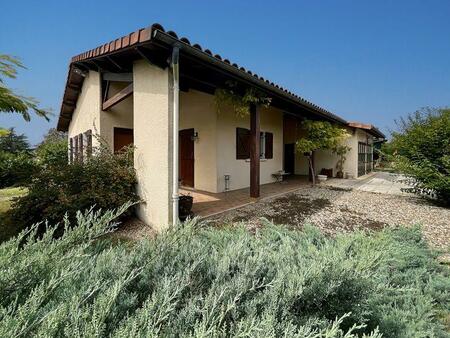 lectoure  maison individuelle de plain pied avec garage et jardin autour