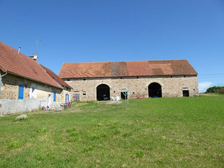 charmante ferme située sur un terrain de 2 hectares  avec une magnifique grange de 340 m².