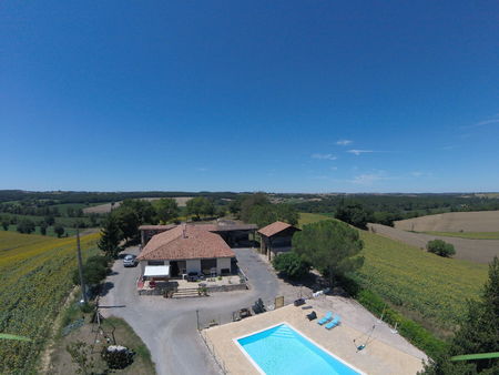 grande maison de plain-pied avec vue dominante au calme