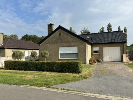 te renoveren vrijstaande woning met grote tuin