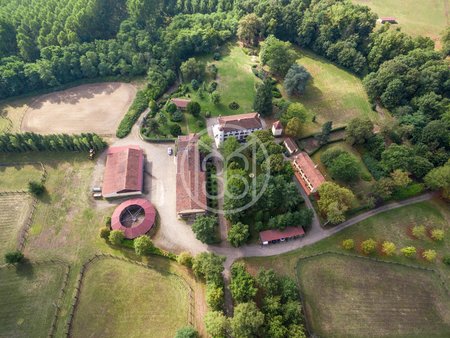 château 19ème et domaine équestre sur 23ha - 20min aeroport clermont-ferrand