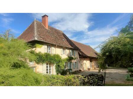 belle maison en pierre dans un cadre préservé