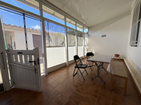 pavillon de plain pied avec jardin et garage.