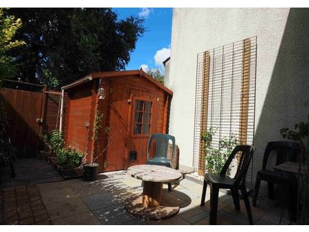 petite maison meublée et courette avec cabanon