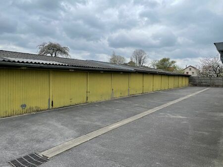 5 garages à vendre 101 rue de warcq manchester