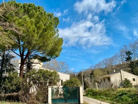 petit hameau de deux maisons séparées de 195m2 et 85m2 avec dépendances  garages au bord d