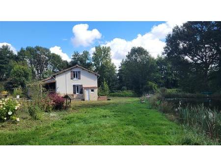 maison en bord de riviere avec mare et parcelle boisee