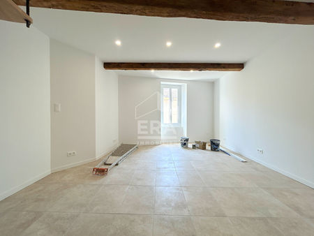 a louer lourmarin 84160 centre ville appartement meuble triplex d'environ 70m² avec cave