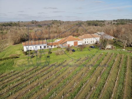 charentaise rénovée avec gite  dépendances et terrain