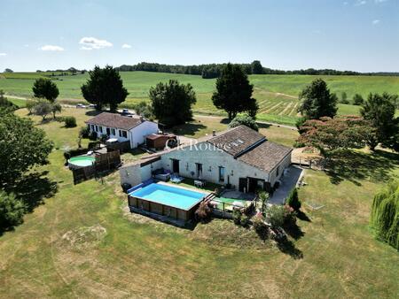 duras - grange renovée de 5 chambres avec gîte de 4 chambres  2 piscines et 8 650 m2 de...