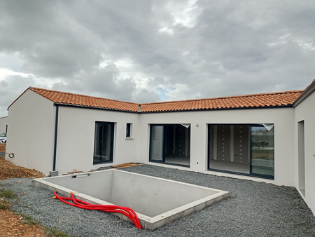 maison contemporaine de plain pied avec garage.