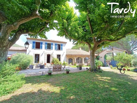 corps de ferme à vendre dans le quartier sainte christine