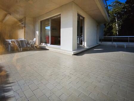 appartement t3 avec deux chambres  une grande terrasse  un jardin  un garage et une place 