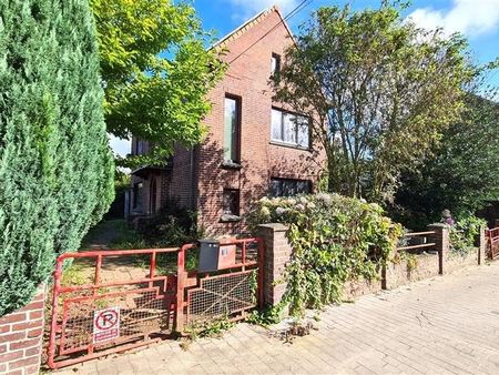 maison de caractère récemment rénovée avec garage.