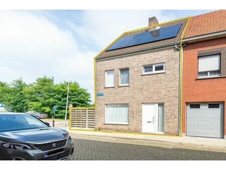 halfopen woning met garage in een rustige buurt in het ce...