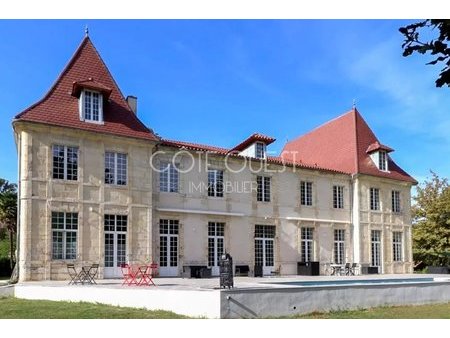 château du 18ème siècle sur 5 hectares - à 35 minutes des plages