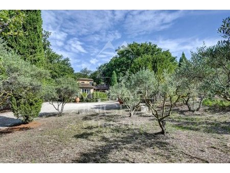 propriété avec vue sur le château de lourmarin