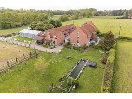 ferme située de manière unique sur 1 8 hectare.