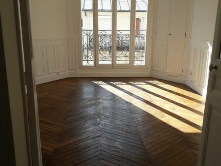 appartement 3 pièces post haussmannien avec balcon  libre fin septembre