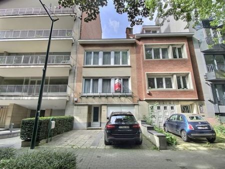 uccle - messidor | maison bel-étage avec jardin à rénover