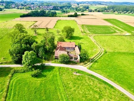 ferme en carré sur 1 35 hectares  avec des vues magnifiques!