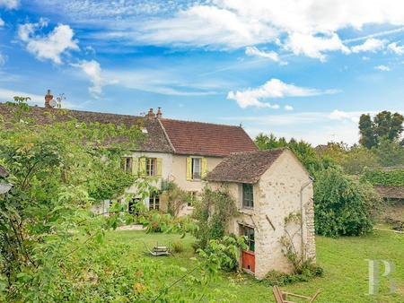 au sud-ouest de fontainebleau  une ancienne longère réhabilitée et ses dépendances  avec..