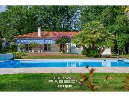 saint-sulpice-de-royan - spacieuse maison familiale avec grand terrain boisé et piscine