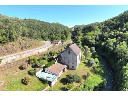 2 maisons (4 logements) avec piscine en bordure de rivière + 2ha de bois