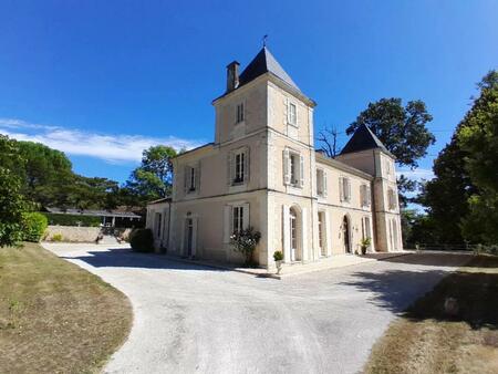 charmant château avec piscine  dépendances et grand potentiel