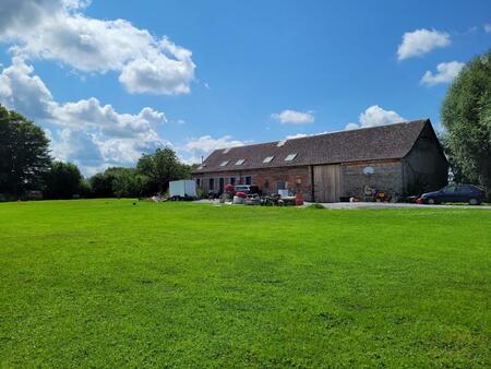 maison individuelle. grange et prairie. pleine campagne.