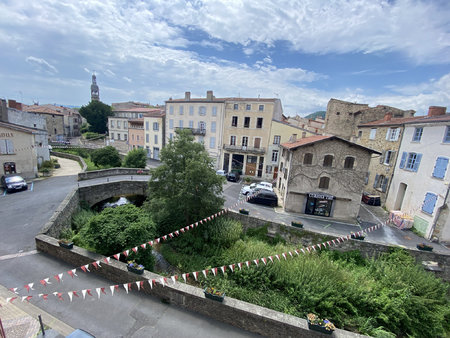 en plein coeur de billom  maison de 100 m2 avec local commerc