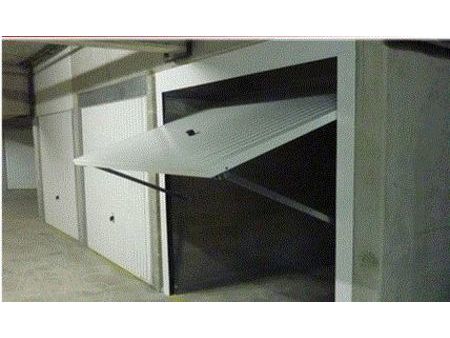 garage box 17 m2 fermé dans immeuble sécurisé