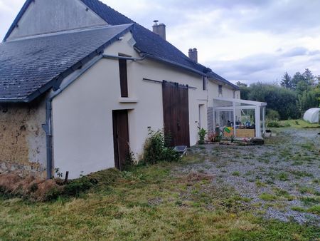 longère en campagne avec jardin  pré  puit  bois  rivière