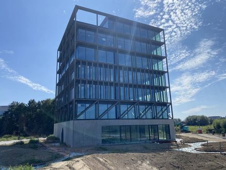 nouveaux bureaux le long de l'autoroute