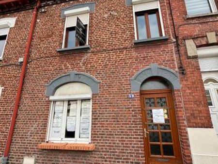 maison avec jardin bien située dans le centre d’avion