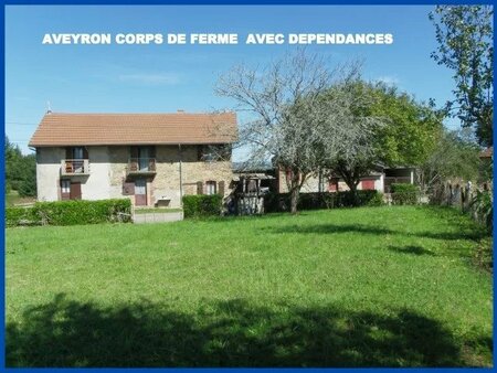 aveyron ancien corps de ferme avec de nombreuses dépences et une grange sur étable