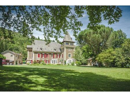 château du 13ème siècle  rénové  aménagé maison d'hôtes  piscine  spa  parc 1ha